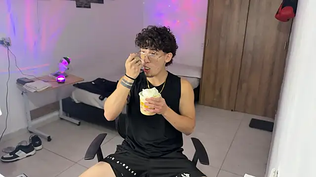 Snapshot of Kisan_Smith chatting on 11.11.25 Kisan Smith online show from 11.11.25