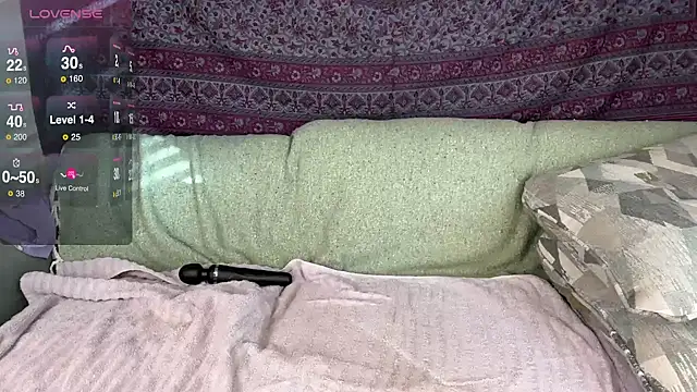 Snapshot of GlitterKitty108 chatting on 12.19.25 GlitterKitty108 online show from 12.19.25