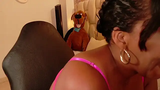 Snapshot of lia_mariana chatting on 10.04.25 lia mariana online show from 10.04.25