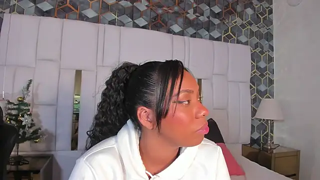 Snapshot of lia_mariana chatting on 12.20.25 lia mariana online show from 12.20.25