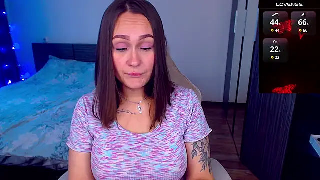 Snapshot of Cutie-Melanie chatting on 10.07.25 Cutie-Melanie online show from 10.07.25