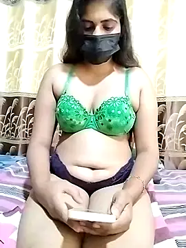 Snapshot of SLZAARA chatting on 12.22.24 SLZAARA online show from 12.22.24