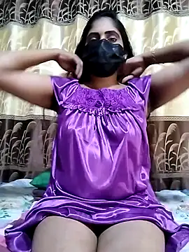 Snapshot of SLZAARA chatting on 01.01.25 SLZAARA online show from 01.01.25