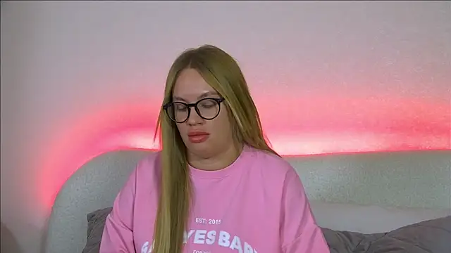 Snapshot of MariaNeumann chatting on 01.25.25 MariaNeumann online show from 01.25.25