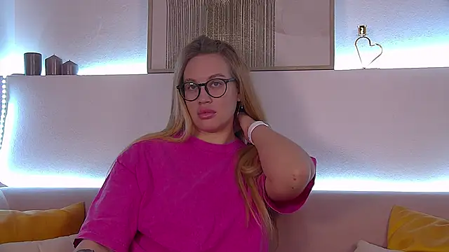 Snapshot of MariaNeumann chatting on 01.28.25 MariaNeumann online show from 01.28.25