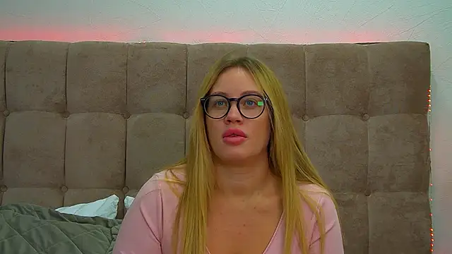 Snapshot of MariaNeumann chatting on 02.04.25 MariaNeumann online show from 02.04.25