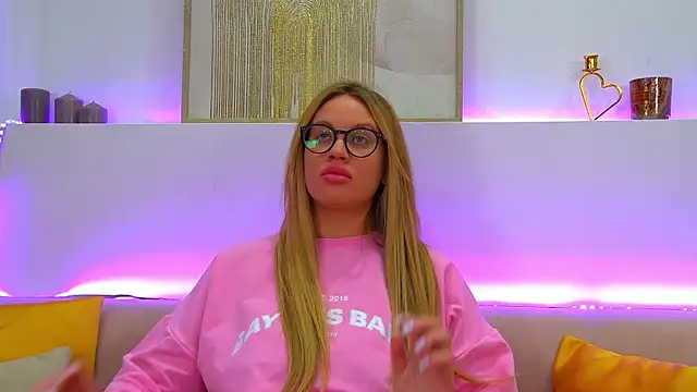 Snapshot of MariaNeumann chatting on 02.09.25 MariaNeumann online show from 02.09.25