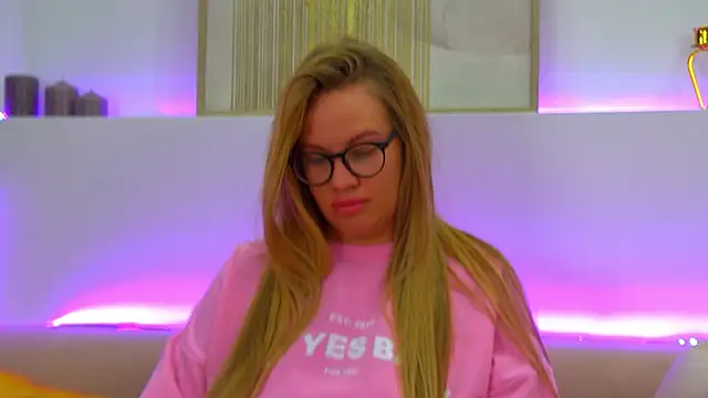 Snapshot of MariaNeumann chatting on 02.10.25 MariaNeumann online show from 02.10.25