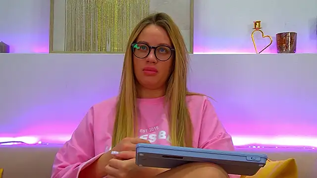 Snapshot of MariaNeumann chatting on 02.10.25 MariaNeumann online show from 02.10.25