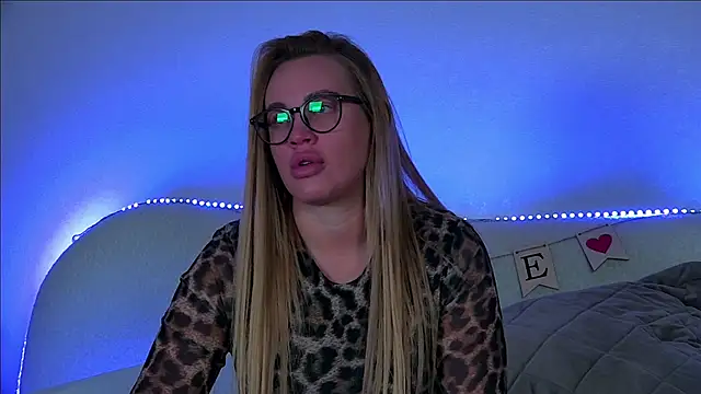 Snapshot of MariaNeumann chatting on 02.11.25 MariaNeumann online show from 02.11.25