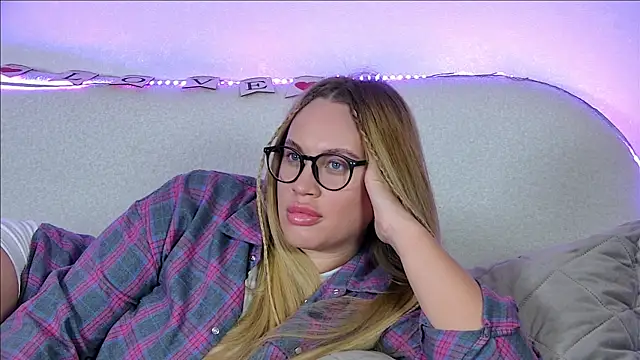 Snapshot of MariaNeumann chatting on 02.13.25 MariaNeumann online show from 02.13.25