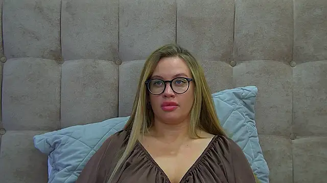 Snapshot of MariaNeumann chatting on 02.18.25 MariaNeumann online show from 02.18.25