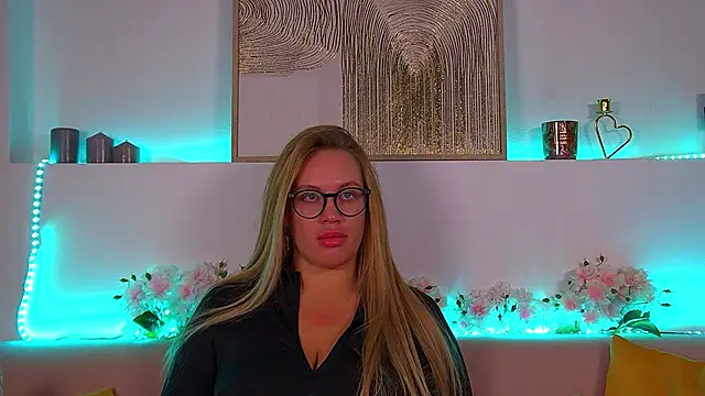 Snapshot of MariaNeumann chatting on 02.19.25 MariaNeumann online show from 02.19.25