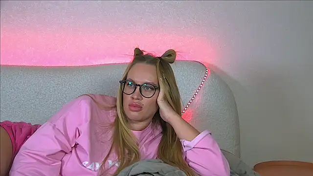 Snapshot of MariaNeumann chatting on 02.26.25 MariaNeumann online show from 02.26.25