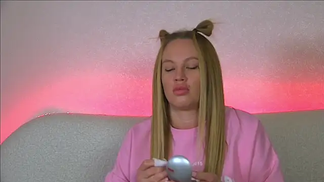 Snapshot of MariaNeumann chatting on 02.26.25 MariaNeumann online show from 02.26.25