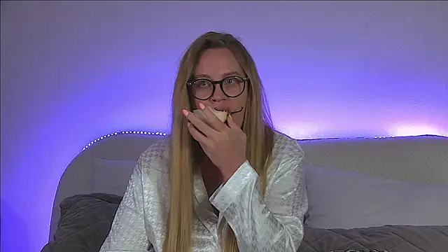 Snapshot of MariaNeumann chatting on 03.16.25 MariaNeumann online show from 03.16.25