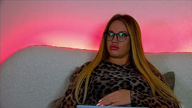 Snapshot of MariaNeumann chatting on 03.19.25 MariaNeumann online show from 03.19.25