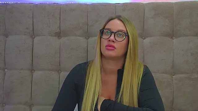 Snapshot of MariaNeumann chatting on 03.20.25 MariaNeumann online show from 03.20.25