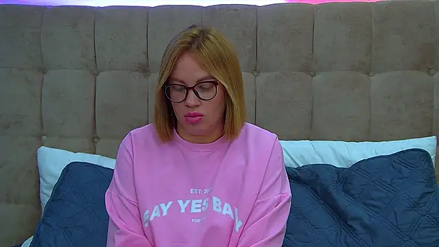 Snapshot of MariaNeumann chatting on 09.11.25 MariaNeumann online show from 09.11.25