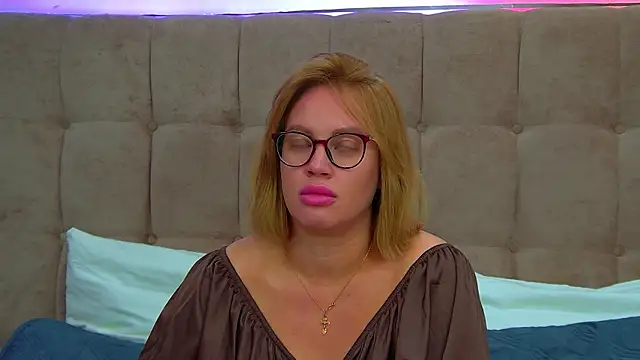 Snapshot of MariaNeumann chatting on 09.13.25 MariaNeumann online show from 09.13.25