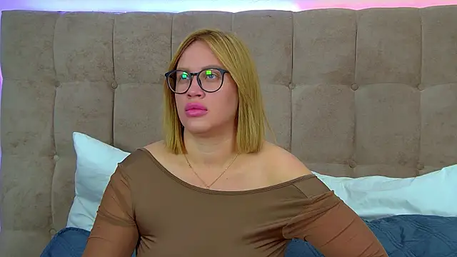 Snapshot of MariaNeumann chatting on 09.28.25 MariaNeumann online show from 09.28.25