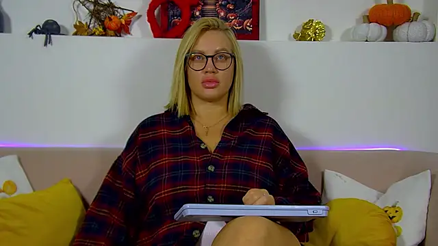 Snapshot of MariaNeumann chatting on 11.02.25 MariaNeumann online show from 11.02.25