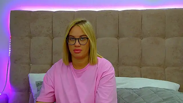 Snapshot of MariaNeumann chatting on 11.12.25 MariaNeumann online show from 11.12.25