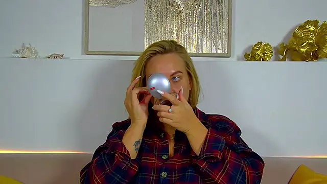 Snapshot of MariaNeumann chatting on 11.28.25 MariaNeumann online show from 11.28.25