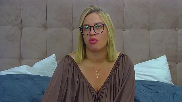 Snapshot of MariaNeumann chatting on 11.29.25 MariaNeumann online show from 11.29.25