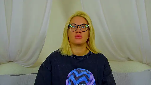 Snapshot of MariaNeumann chatting on 02.02.26 MariaNeumann online show from 02.02.26