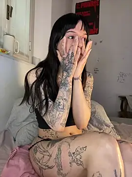 Snapshot of giuli_zerozero chatting on 03.18.26 giuli zerozero online show from 03.18.26