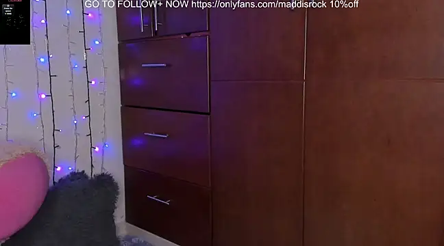 Snapshot of MaddisRock chatting on 02.24.25 MaddisRock online show from 02.24.25