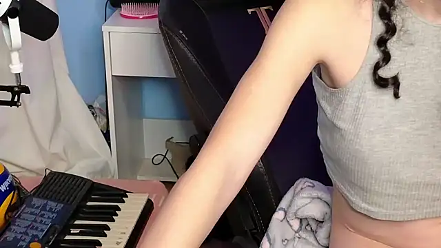 Snapshot of MemiKouki chatting on 11.27.25 MemiKouki online show from 11.27.25