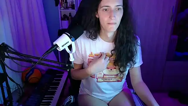 Snapshot of MemiKouki chatting on 11.28.25 MemiKouki online show from 11.28.25