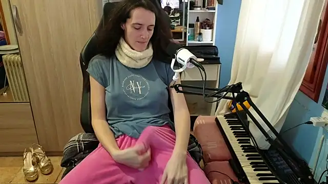 Snapshot of MemiKouki chatting on 12.21.25 MemiKouki online show from 12.21.25