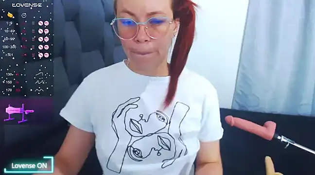 Snapshot of SharonR1 chatting on 03.08.25 SharonR1 online show from 03.08.25