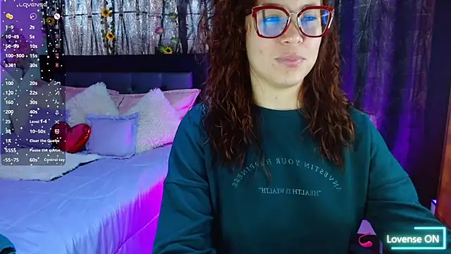 Snapshot of SharonR1 chatting on 09.09.25 SharonR1 online show from 09.09.25