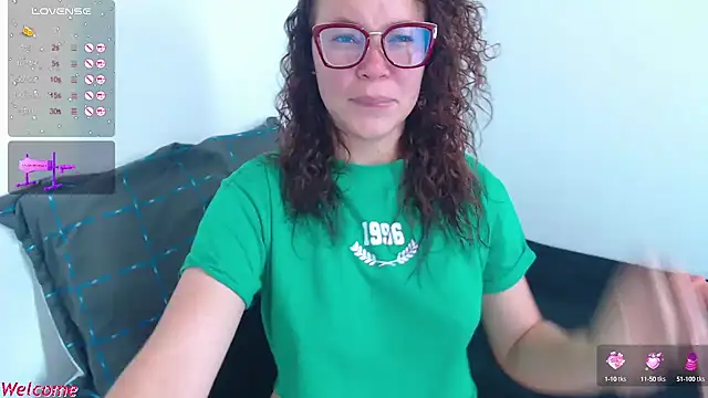 Snapshot of SharonR1 chatting on 09.21.25 SharonR1 online show from 09.21.25