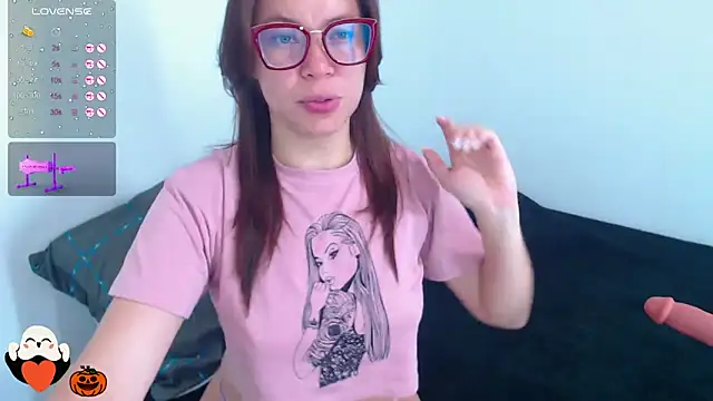 Snapshot of SharonR1 chatting on 10.05.25 SharonR1 online show from 10.05.25