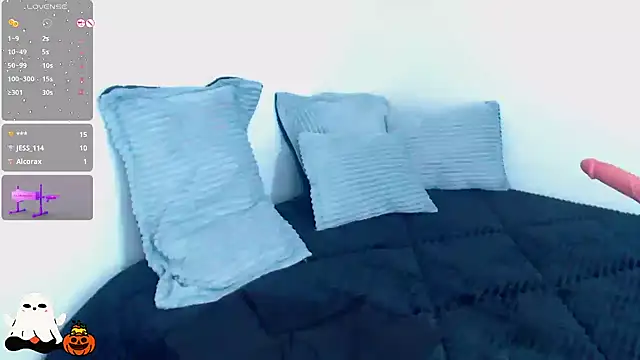 Snapshot of SharonR1 chatting on 10.20.25 SharonR1 online show from 10.20.25