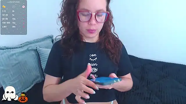 Snapshot of SharonR1 chatting on 10.22.25 SharonR1 online show from 10.22.25