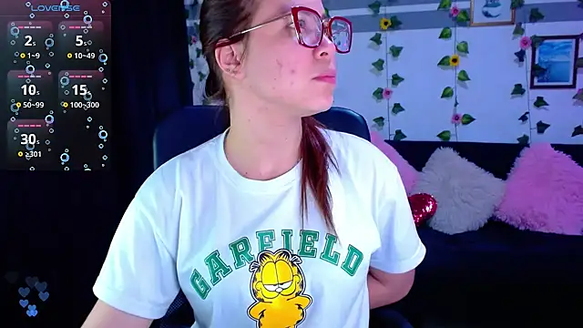 Snapshot of SharonR1 chatting on 11.16.25 SharonR1 online show from 11.16.25