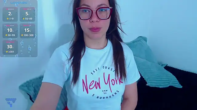 Snapshot of SharonR1 chatting on 11.17.25 SharonR1 online show from 11.17.25