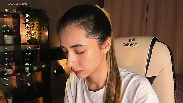 Snapshot of DarlaLike chatting on 11.08.25 DarlaLike online show from 11.08.25