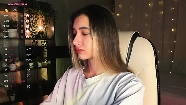 Snapshot of DarlaLike chatting on 11.16.25 DarlaLike online show from 11.16.25