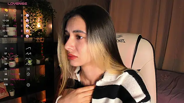 Snapshot of DarlaLike chatting on 11.20.25 DarlaLike online show from 11.20.25