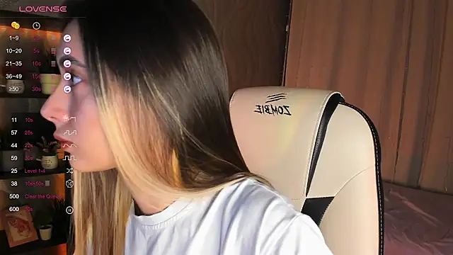 Snapshot of DarlaLike chatting on 11.21.25 DarlaLike online show from 11.21.25