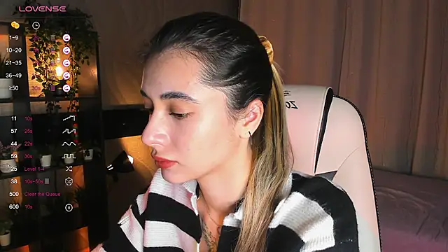 Snapshot of DarlaLike chatting on 12.04.25 DarlaLike online show from 12.04.25