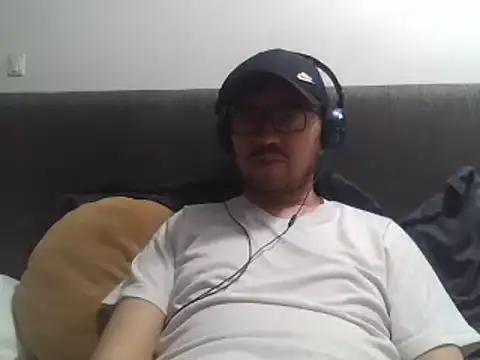 Snapshot of Diptongo chatting on 03.21.25 Diptongo online show from 03.21.25