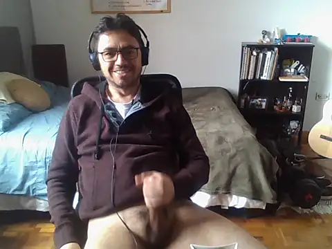 Snapshot of Diptongo chatting on 10.26.25 Diptongo online show from 10.26.25